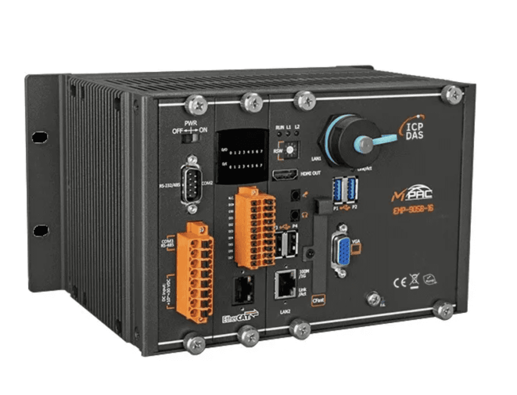 Controle de automação industrial com interfaces de comunicação, PLCs e jacks Ethernet para integração em sistemas de automação.