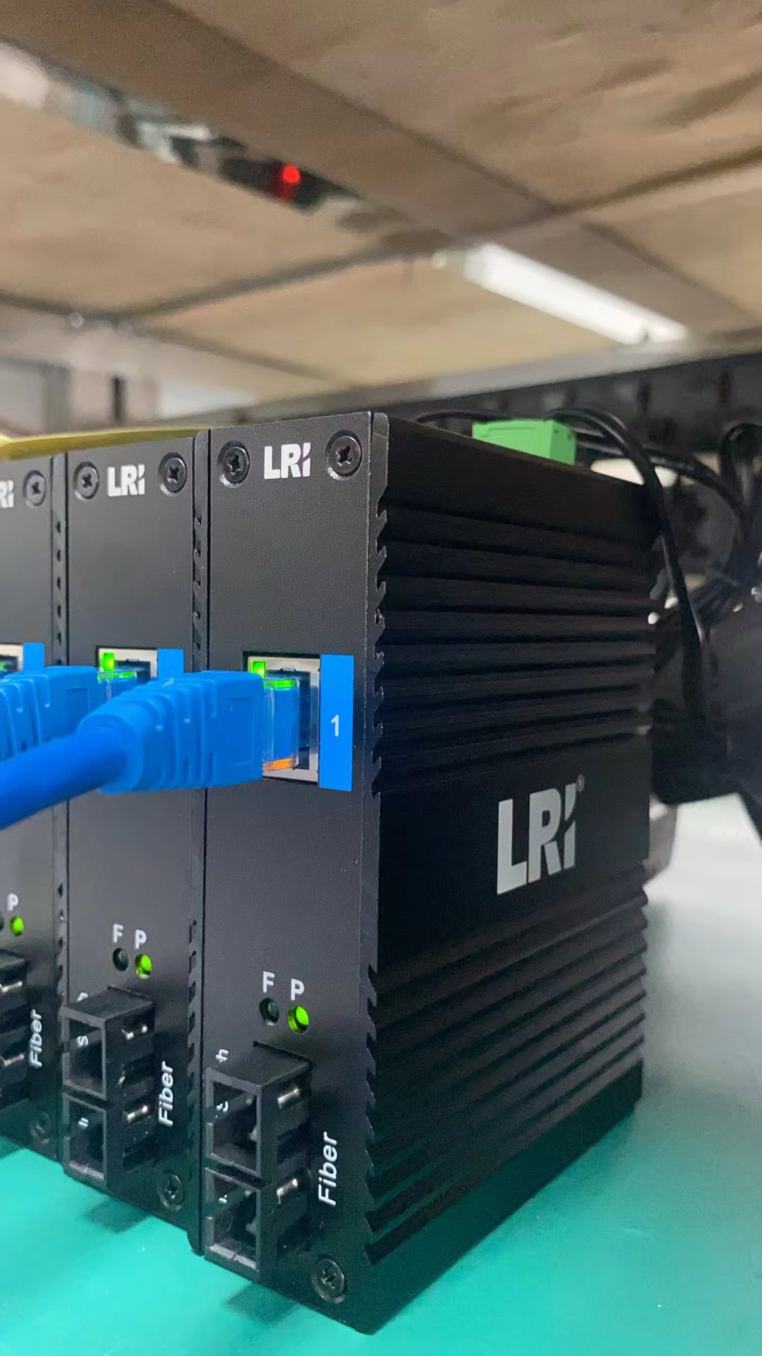 LRI automatização industrial utilizando inversores de frequência para controle eficiente de motores e processos industriais.